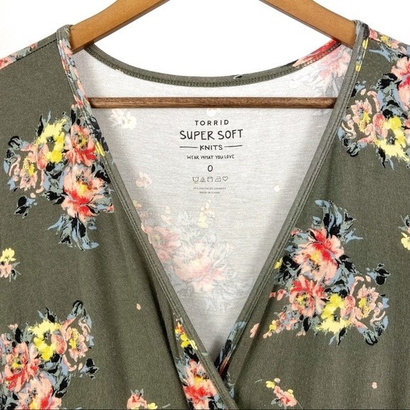 Torrid Super Soft Olive Floral V-Neck Babydoll Tee - Picture 4 of 6